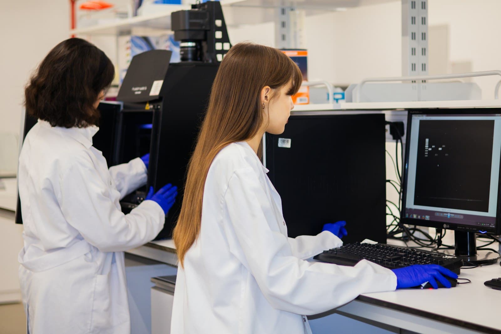 Forskere som arbeider med analyse og maskinvare i et laboratoriemiljo
