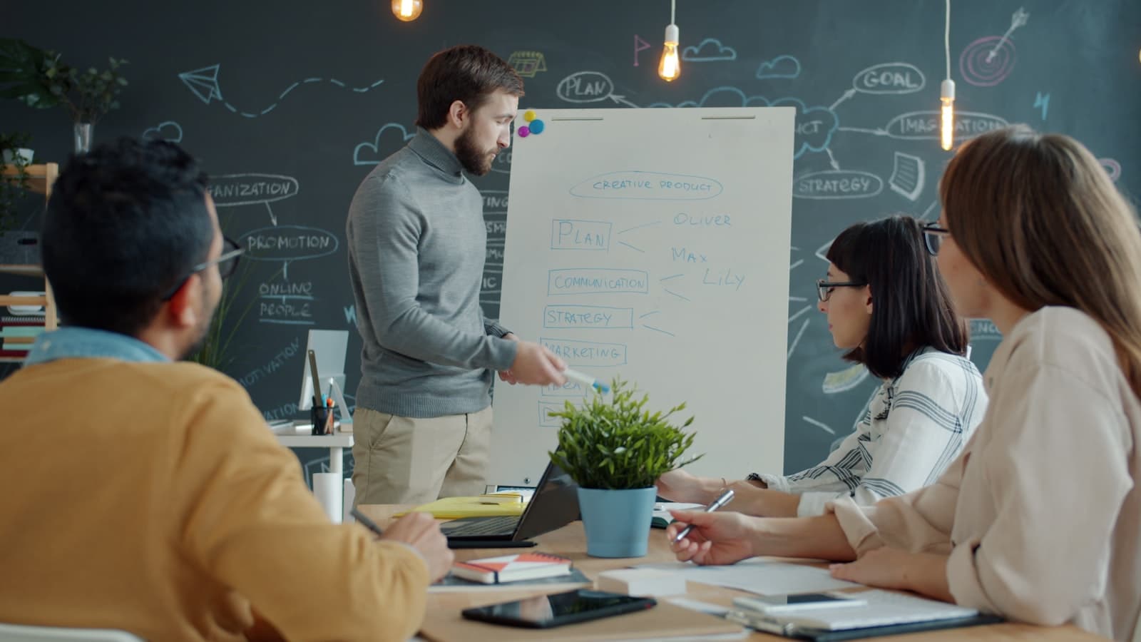 Team som gjennomgar teknisk planlegging og prosjektprioriteringer ved whiteboard